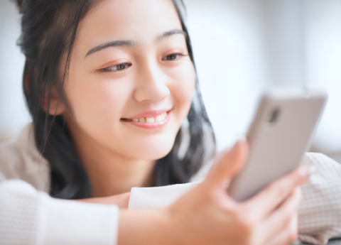 スマホで申し込みをする女性の写真